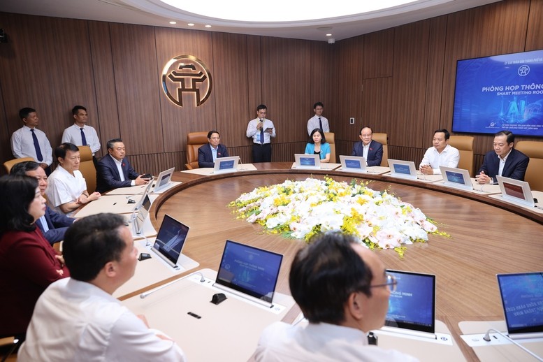 Thủ tướng Phạm Minh Chính và các đại biểu trải nghiệm các ứng dụng phòng họp thông minh của thành phố Hà Nội. Ảnh: VGP/Nhật Bắc anh 6.jpg