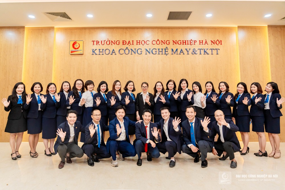 Sinh viên ngành Công nghệ Vật liệu Dệt, May – Trường Đại học Công nghiệp được học tập trong môi trường hiện đại, đội ngũ cán bộ giảng viên có trình độ chuyên môn cao, thân thiện, cởi mở. 1 (10).jpg