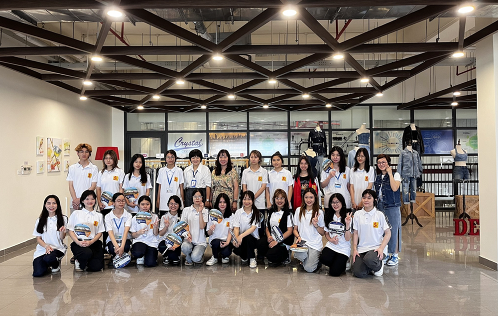 Sinh viên ngành Công nghệ Vật liệu Dệt, May – Khoa Công nghệ May và Thiết kế thời trang tại Trường Đại học Công nghiệp Hà Nội có nhiều cơ hội được trải nghiệm, thực tập tại doanh nghiệp ngay từ những năm đầu tiên. 5.png