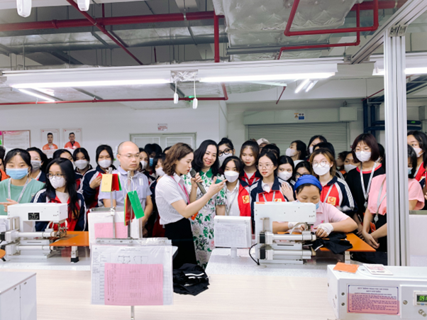 Sinh viên được đến gần hơn với doanh nghiệp, mở ra nhiều cơ hội việc làm trong tương lai. 7.png