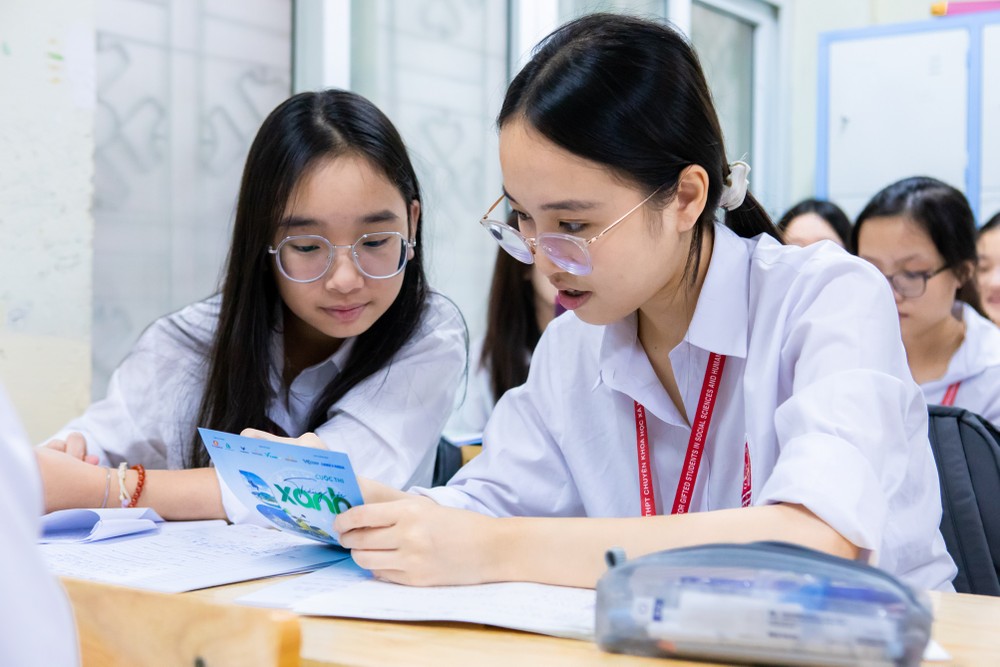 Học sinh Trường Trung học phổ thông chuyên Khoa học Xã hội và Nhân văn tìm hiểu các mốc thời gian quan trọng của cuộc thi mùa 2. TNX 2.jpg
