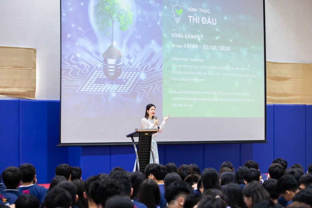 Tiến sĩ Lê Thái Hà – Giám đốc Điều hành Quỹ Vì tương lai xanh, đại diện Ban tổ chức – chia sẻ về cuộc thi Tiếng nói Xanh mùa 2 tại Trường liên cấp Vinschool Ocean Park. Đây là ngôi trường có lượng thí sinh tham gia đông đảo nhất ở cuộc thi Tiếng nói Xanh mùa 1. TNX 3.jpg