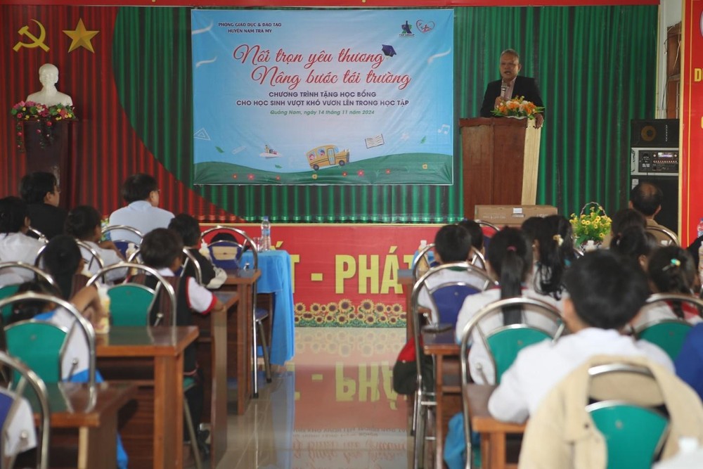 Thầy Phùng Văn Huy – Phó Giám đốc Sở Giáo dục và Đào tạo tỉnh Quảng Nam động viên các em học sinh tại buổi trao học bổng. Thầy Phùng Văn Huy – Phó Giám đốc Sở Giáo dục và Đào tạo tỉnh Quảng Nam động viên các em học sinh tại buổi trao học bổng.