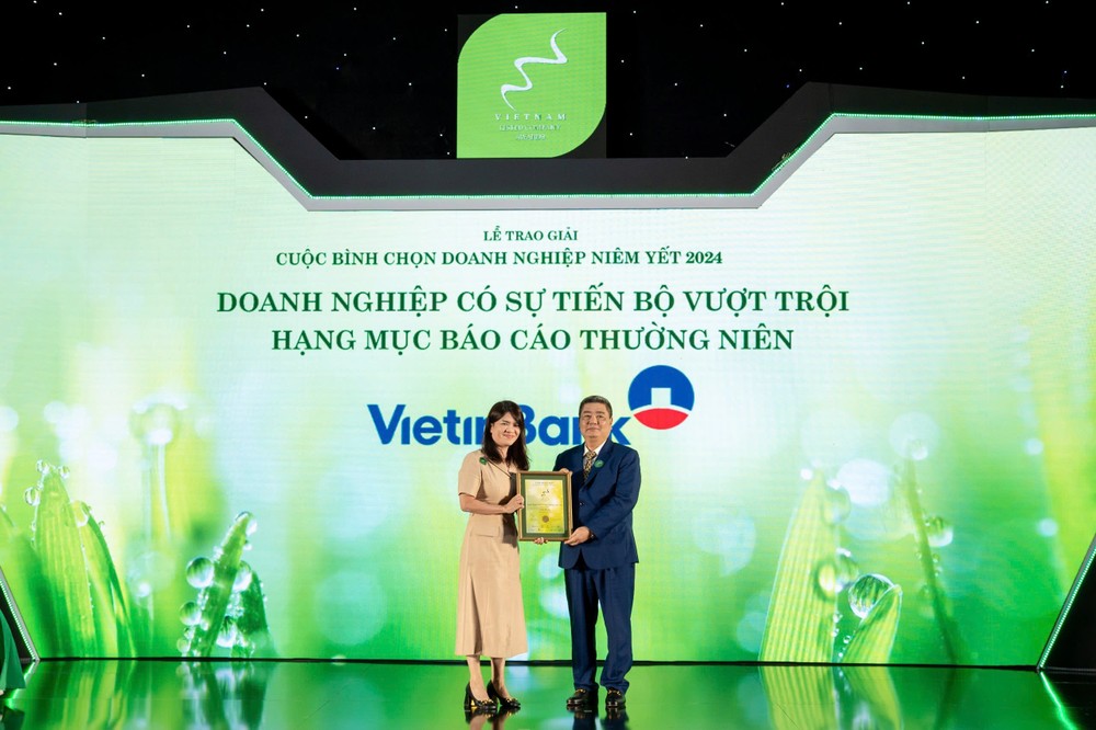 Bà Phạm Thị Thanh Hoài – Thành viên Hội đồng quản trị VietinBank nhận 2 giải thưởng “Top 10 Báo cáo thường niên tốt nhất nhóm ngành Tài chính” và “Tiến bộ vượt trội dành cho Báo cáo thường niên”. Giai tien bo vuot troi.JPG