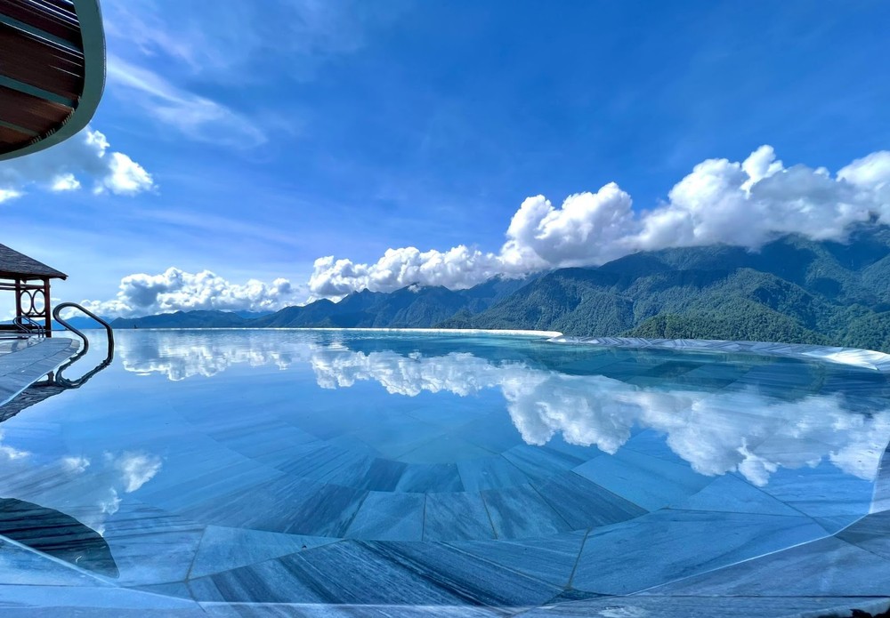 Bể bơi vô cực của Lady Hill Sapa Resort. Bể bơi vô cực của Lady Hill Sapa Resort.