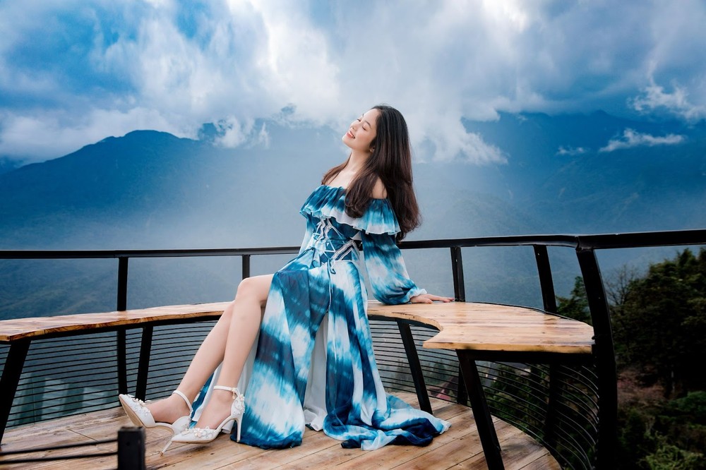 Du khách chụp ảnh check-in từ khách sạn Highland Du khách chụp ảnh check-in từ khách sạn Highland