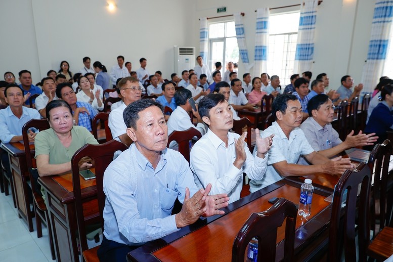 Cử tri bày tỏ vui mừng trước hệ thống các tuyến cao tốc trục dọc, trục ngang tại Đồng bằng sông Cửu Long đang và đã thi công với tổng chiều dài hơn 1.000 km dần hình thành. Ảnh: VGP/Nhật Bắc Cử tri bày tỏ vui mừng trước hệ thống các tuyến cao tốc trục dọc, trục ngang tại Đồng bằng sông Cửu Long đang và đã thi công với tổng chiều dài hơn 1.000 km dần hình thành. Ảnh: VGP/Nhật Bắc