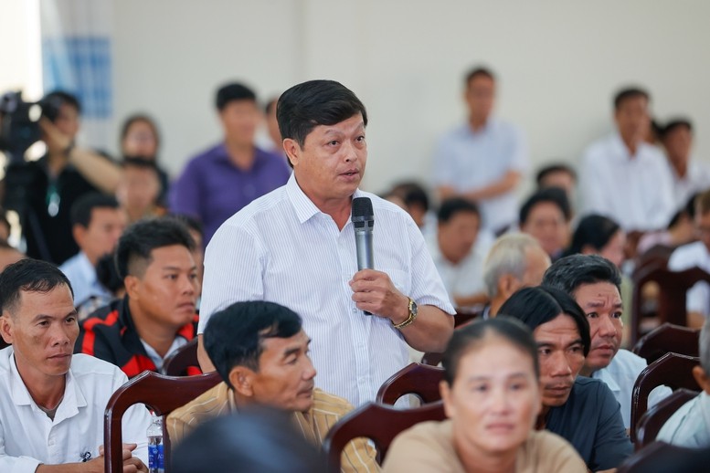Cử tri nêu một số đề xuất, kiến nghị liên quan việc đầu tư, xây dựng các tuyến cao tốc, các tuyến đường sắt; phát triển các khu công nghiệp. Ảnh: VGP/Nhật Bắc Cử tri nêu một số đề xuất, kiến nghị liên quan việc đầu tư, xây dựng các tuyến cao tốc, các tuyến đường sắt; phát triển các khu công nghiệp. Ảnh: VGP/Nhật Bắc