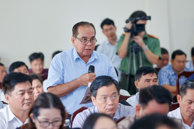 Các ý kiến cử tri đánh giá cao những thành tựu quan trọng, toàn diện trên tất cả các lĩnh vực của đất nước năm 2024. Ảnh VGP/Nhật Bắc Các ý kiến cử tri đánh giá cao những thành tựu quan trọng, toàn diện trên tất cả các lĩnh vực của đất nước năm 2024. Ảnh VGP/Nhật Bắc