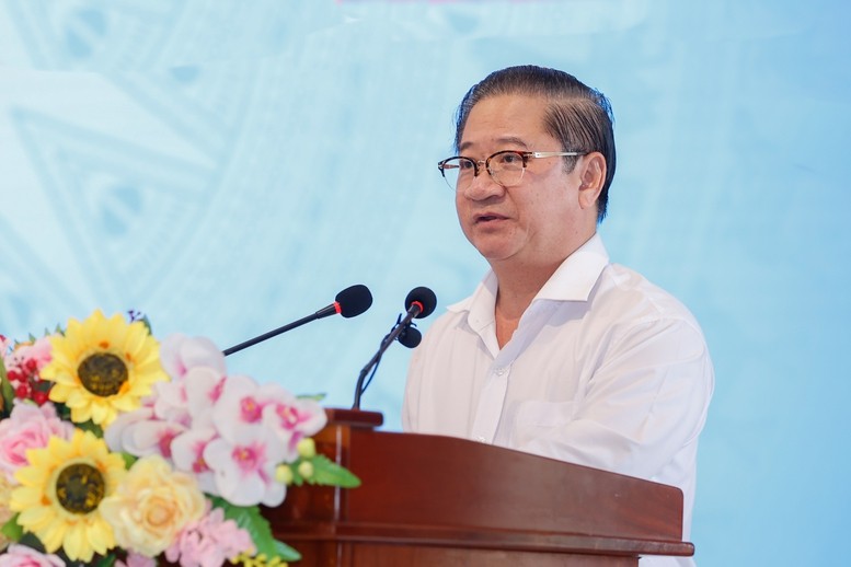 Chủ tịch Uỷ ban nhân dân Thành phố Cần Thơ Trần Việt Trường trả lời một số câu hỏi của cử tri. Ảnh: VGP/Nhật Bắc Chủ tịch Uỷ ban nhân dân Thành phố Cần Thơ Trần Việt Trường trả lời một số câu hỏi của cử tri. Ảnh: VGP/Nhật Bắc