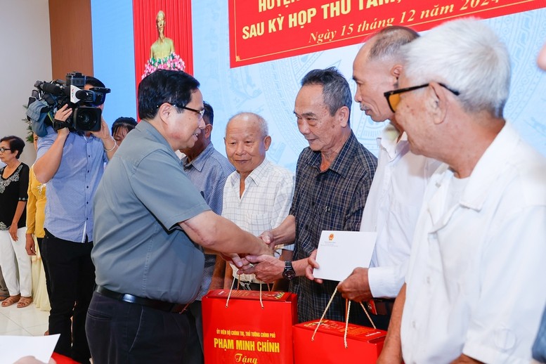Thủ tướng Phạm Minh Chính tặng quà các gia đình thương binh, liệt sĩ, gia đình Công giáo tiêu biểu. Ảnh: VGP/Nhật Bắc Thủ tướng Phạm Minh Chính tặng quà các gia đình thương binh, liệt sĩ, gia đình Công giáo tiêu biểu. Ảnh: VGP/Nhật Bắc