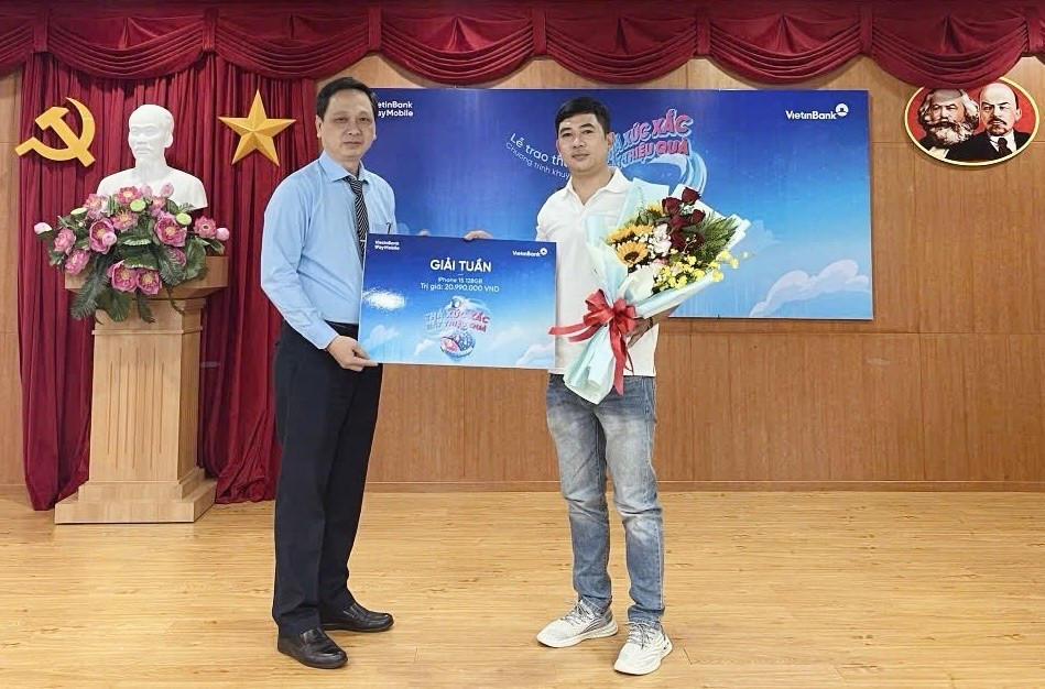 Khách hàng trúng thưởng Kỳ 1 của chương trình “Thả xúc xắc - Bắt triệu quà” trên app VietinBank iPay Mobile. PR1.jpg
