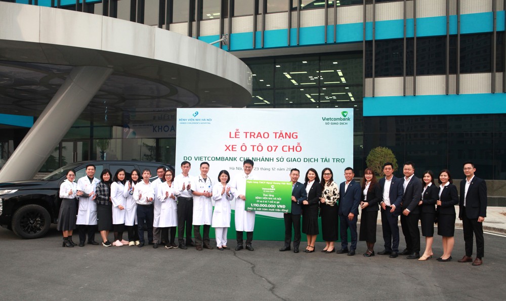 Vietcombank Sở giao dịch trao biển tài trợ xe ô tô cho Bệnh viện Nhi Hà Nội. 20241231_SGD_PTL_TANG XE BV NHI_ANH 01.jpg