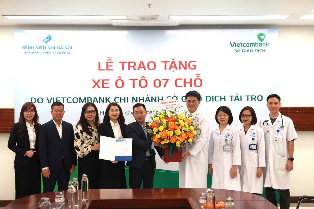 Vietcombank Sở giao dịch chụp ảnh lưu niệm cùng Ban lãnh đạo Bệnh viện Nhi Hà Nội. 20241231_SGD_PTL_TANG XE BV NHI_ANH 02.jpg