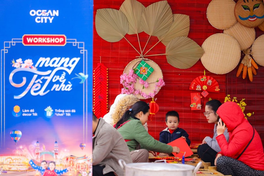 Các gia đình có cơ hội trải nghiệm Tết xưa tại các không gian tái hiện sinh hoạt Tết truyền thống. A6-5.jpg