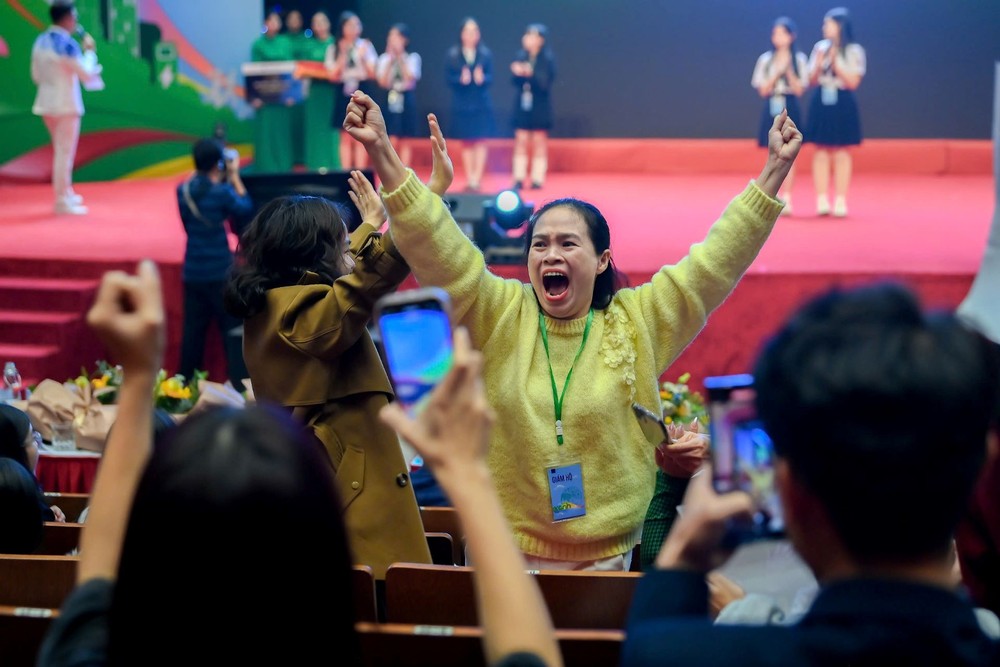 Phụ huynh của đội Greenie Goofballs – quán quân bảng Tiếng Anh. Anh 1-5.jpg