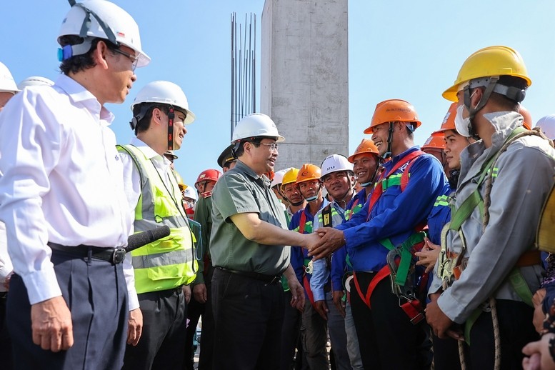 Ngày 12/2/2024 (tức mùng 3 Tết Giáp Thìn), Thủ tướng Chính phủ Phạm Minh Chính đã đi kiểm tra, động viên người lao động làm việc xuyên Tết tại công trình trọng điểm dự án nhà Ga hành khách T3 Tân Sơn Nhất. Ảnh: VGP/Nhật Bắc Ngày 12/2/2024 (tức mùng 3 Tết Giáp Thìn), Thủ tướng Chính phủ Phạm Minh Chính đã đi kiểm tra, động viên người lao động làm việc xuyên Tết tại công trình trọng điểm dự án nhà Ga hành khách T3 Tân Sơn Nhất. Ảnh: VGP/Nhật Bắc