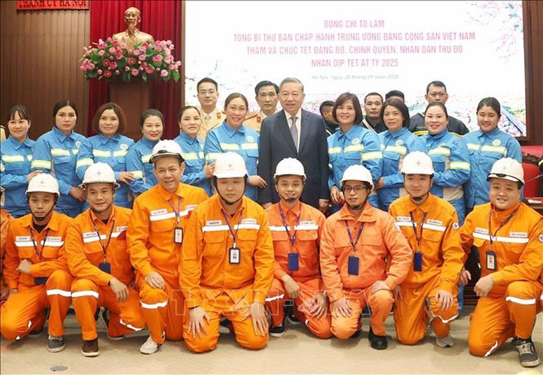 Tổng Bí thư chụp ảnh chung với cán bộ, công nhân ngành điện lực và môi trường đô thị ứng trực, làm việc trong đêm Giao thừa. Ảnh: TTXVN Tổng Bí thư chụp ảnh chung với cán bộ, công nhân ngành điện lực và môi trường đô thị ứng trực, làm việc trong đêm Giao thừa. Ảnh: TTXVN