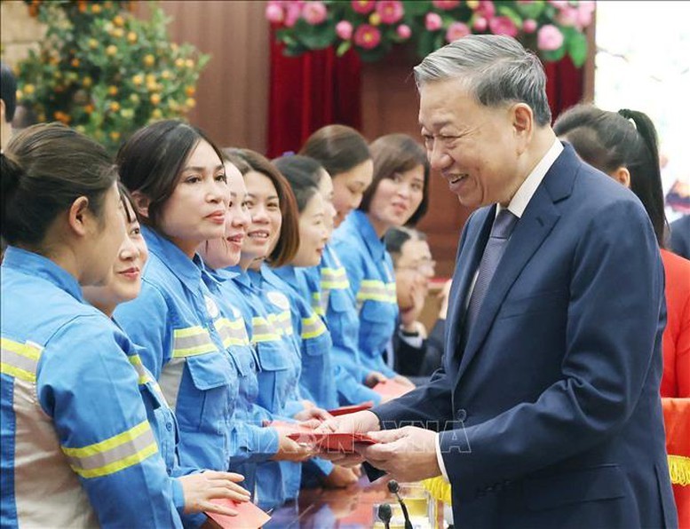 Tổng Bí thư mừng tuổi cho người lao động. Ảnh: TTXVN Tổng Bí thư mừng tuổi cho người lao động. Ảnh: TTXVN