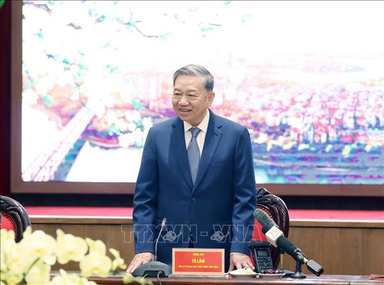 Tổng Bí thư Tô Lâm bày tỏ vui mừng về thăm, chúc Tết Đảng bộ, chính quyền, nhân dân Hà Nội và chia sẻ ấn tượng về một Thủ đô thanh bình trước thời khắc giao thừa. Ảnh: TTXVN Tổng Bí thư Tô Lâm bày tỏ vui mừng về thăm, chúc Tết Đảng bộ, chính quyền, nhân dân Hà Nội và chia sẻ ấn tượng về một Thủ đô thanh bình trước thời khắc giao thừa. Ảnh: TTXVN