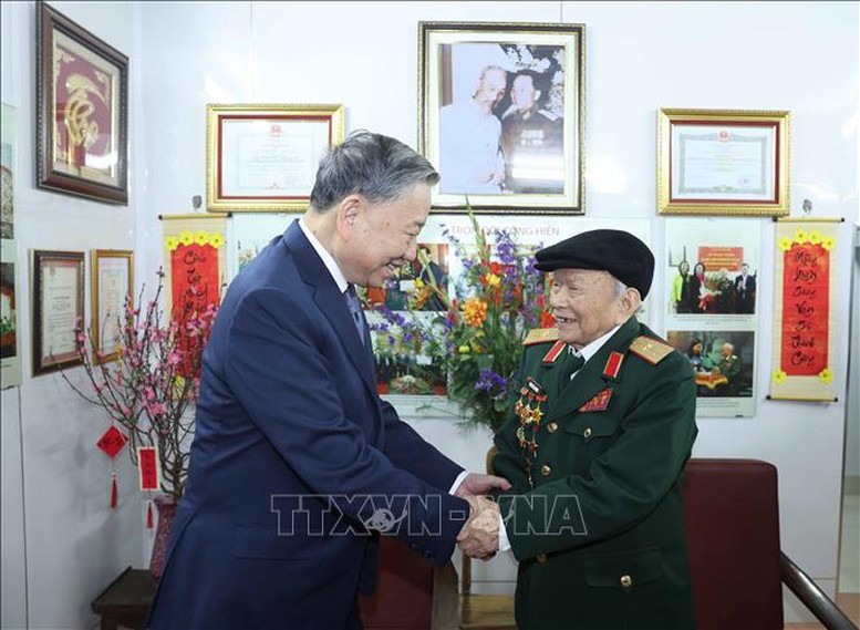Tổng Bí thư Tô Lâm thăm, chúc Tết Thiếu tướng Huỳnh Đắc Hương, 105 tuổi, nguyên Trưởng đoàn chuyên gia Việt Nam tại Lào, nguyên Thứ trưởng Bộ Lao động - Thương binh và Xã hội tại nhà riêng. Ảnh: TTXVN Tổng Bí thư Tô Lâm thăm, chúc Tết Thiếu tướng Huỳnh Đắc Hương, 105 tuổi, nguyên Trưởng đoàn chuyên gia Việt Nam tại Lào, nguyên Thứ trưởng Bộ Lao động - Thương binh và Xã hội tại nhà riêng. Ảnh: TTXVN