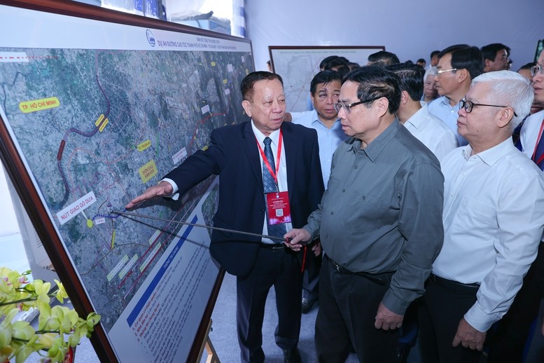 Thủ tướng nghe các cơ quan chức năng báo cáo về dự án cao tốc Thành phố Hồ Chí Minh - Thủ Dầu Một - Chơn Thành đoạn qua tỉnh Bình Dương. Ảnh: VGP/Nhật Bắc Thủ tướng nghe các cơ quan chức năng báo cáo về dự án cao tốc Thành phố Hồ Chí Minh - Thủ Dầu Một - Chơn Thành đoạn qua tỉnh Bình Dương. Ảnh: VGP/Nhật Bắc
