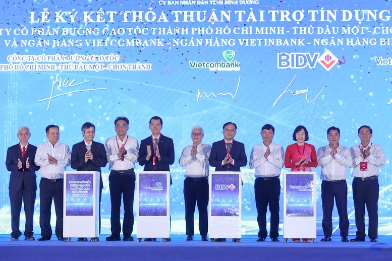 Lãnh đạo tỉnh Bình Dương chứng kiến lễ kết thỏa thuận tài trợ tín dụng của 4 ngân hàng cho dự án. Ảnh: VGP/Nhật Bắc Lãnh đạo tỉnh Bình Dương chứng kiến lễ kết thỏa thuận tài trợ tín dụng của 4 ngân hàng cho dự án. Ảnh: VGP/Nhật Bắc