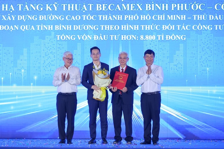 Lãnh đạo tỉnh Bình Dương trao chứng nhận lựa chọn nhà đầu tư dự án. Ảnh: VGP/Nhật Bắc Lãnh đạo tỉnh Bình Dương trao chứng nhận lựa chọn nhà đầu tư dự án. Ảnh: VGP/Nhật Bắc