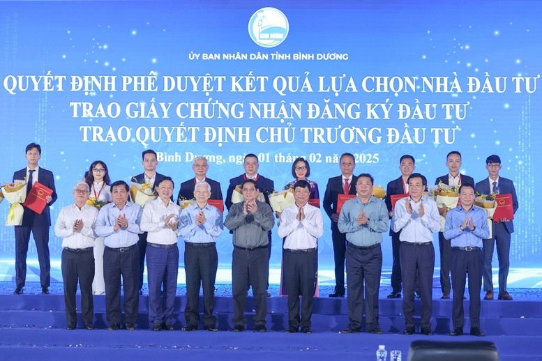 Thủ tướng và các đại biểu, cùng lãnh đạo tỉnh Bình Dương chụp ảnh lưu niệm với các nhà đầu tư được cấp giấy chứng nhận đầu tư tại Bình Dương. Ảnh: VGP/Nhật Bắc Thủ tướng và các đại biểu, cùng lãnh đạo tỉnh Bình Dương chụp ảnh lưu niệm với các nhà đầu tư được cấp giấy chứng nhận đầu tư tại Bình Dương. Ảnh: VGP/Nhật Bắc