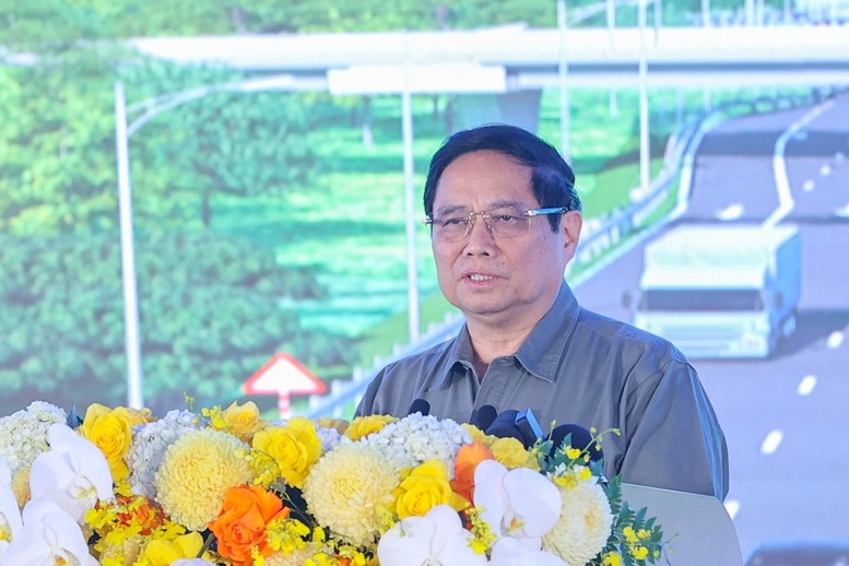 Thủ tướng nêu rõ, dự án này rất quan trọng với Bình Dương, nhưng với Tây Nguyên còn quan trọng hơn, "có con đường này thì Đắk Nông mới thoát nghèo được, Bình Phước mới giàu lên được"; yêu cầu phấn đấu hoàn thành dự án vào ngày 2/9/2026 (sớm hơn dự kiến là năm 2027). Ảnh: VGP/Nhật Bắc Thủ tướng nêu rõ, dự án này rất quan trọng với Bình Dương, nhưng với Tây Nguyên còn quan trọng hơn, "có con đường này thì Đắk Nông mới thoát nghèo được, Bình Phước mới giàu lên được"; yêu cầu phấn đấu hoàn thành dự án vào ngày 2/9/2026 (sớm hơn dự kiến là năm 2027). Ảnh: VGP/Nhật Bắc