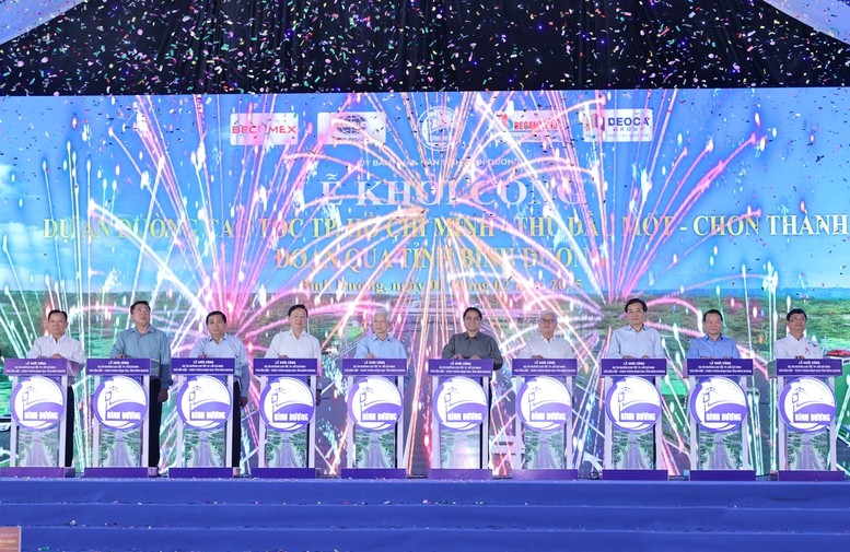 Thủ tướng Phạm Minh Chính, Phó Thủ tướng Trần Hồng Hà và các đại biểu thực hiện nghi thức khởi công dự án cao tốc Thành phố Hồ Chí Minh - Thủ Dầu Một - Chơn Thành đoạn qua tỉnh Bình Dương. Ảnh: VGP/Nhật Bắc Thủ tướng Phạm Minh Chính, Phó Thủ tướng Trần Hồng Hà và các đại biểu thực hiện nghi thức khởi công dự án cao tốc Thành phố Hồ Chí Minh - Thủ Dầu Một - Chơn Thành đoạn qua tỉnh Bình Dương. Ảnh: VGP/Nhật Bắc
