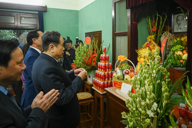 Chủ tịch Quốc hội Trần Thanh Mẫn dâng hương tưởng niệm Chủ tịch Hồ Chí Minh tại Nhà 67, Khu di tích Chủ tịch Hồ Chí Minh trong Phủ Chủ tịch. (Ảnh: Duy Linh) Chủ tịch Quốc hội Trần Thanh Mẫn dâng hương tưởng niệm Chủ tịch Hồ Chí Minh tại Nhà 67, Khu di tích Chủ tịch Hồ Chí Minh trong Phủ Chủ tịch. (Ảnh: Duy Linh)