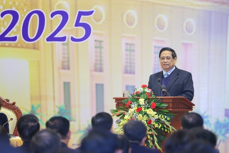 Thủ tướng Phạm Minh Chính đề nghị ngành ngân hàng đẩy mạnh ứng dụng khoa học công nghệ, chuyển đổi số, giảm chi phí để giảm lãi suất cho vay. Ảnh: VGP/Nhật Bắc Thủ tướng Phạm Minh Chính đề nghị ngành ngân hàng đẩy mạnh ứng dụng khoa học công nghệ, chuyển đổi số, giảm chi phí để giảm lãi suất cho vay. Ảnh: VGP/Nhật Bắc