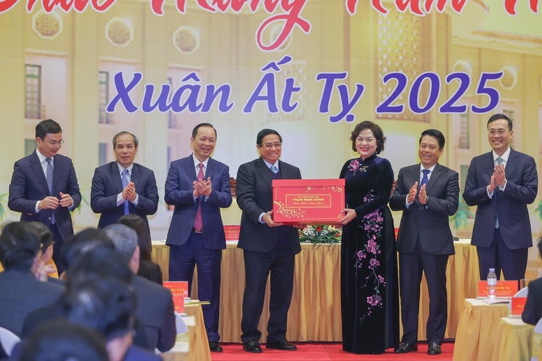 Thủ tướng Phạm Minh Chính chúc mừng năm mới ngành ngân hàng. Ảnh: VGP/Nhật Bắc Thủ tướng Phạm Minh Chính chúc mừng năm mới ngành ngân hàng. Ảnh: VGP/Nhật Bắc