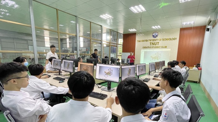 Sinh viên Trường Đại học Kỹ thuật Công nghiệp, Đại học Thái Nguyên trong giờ thực hành (Nguồn: Website nhà trường). phong-thuc-hanh-cadcam-hien-dai-1266.jpg