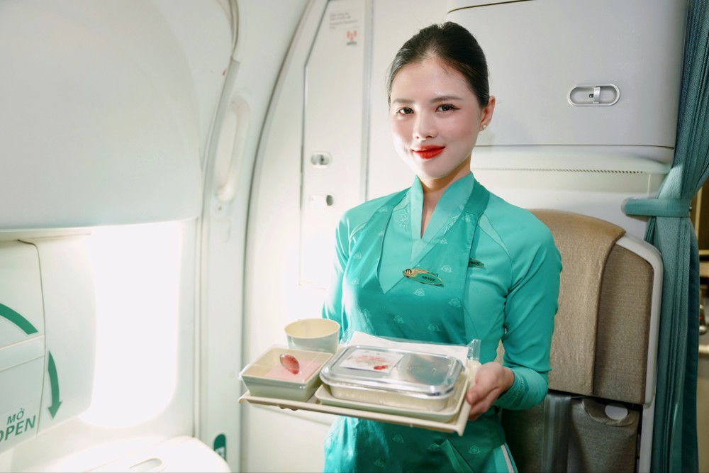 Việc đưa dâu tây Sơn La lên các chuyến bay không chỉ mang đến cho hành khách trải nghiệm với nông sản địa phương mà còn là nằm trong kế hoạch phát triển bền vững của Vietnam Airlines. Ảnh 2 -Việc đưa dâu tây Sơn La lên các chuyến bay không chỉ mang đến cho hành khách trải nghiệm với nông sản địa phương mà còn là nằm trong kế hoạch phát triển bền vững của Vietnam Airlines.JPG