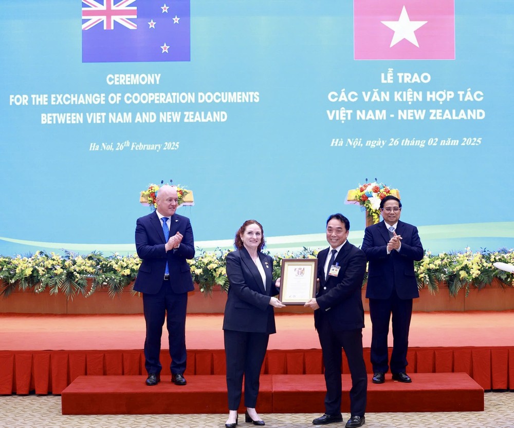 Đại sứ New Zealand tại Việt Nam Caroline Beresford (trái) trao Chứng nhận mở đường bay mới đến New Zealand cho đại diện Vietjet, ông Nguyễn Anh Tuấn, Phó Chủ tịch Hội đồng quản trị (phải) trước sự chứng kiến của Thủ tướng Việt Nam và Thủ tướng New Zealand. Photo 1 (14).jpg