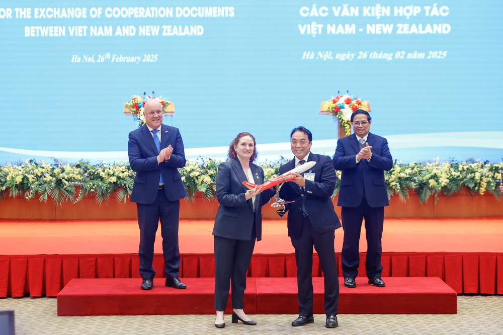 Thủ tướng Chính phủ Phạm Minh Chính và Thủ tướng New Zealand Christopher Luxon chúc mừng Vietjet công bố đường bay giữa hai nước. Photo 5 (5).jpg