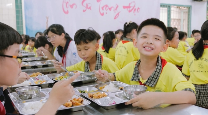 Các em học sinh thưởng thức bữa trưa với thực đơn từ Dự án Bữa ăn học đường. Các em học sinh thưởng thức bữa trưa với thực đơn từ Dự án Bữa ăn học đường.