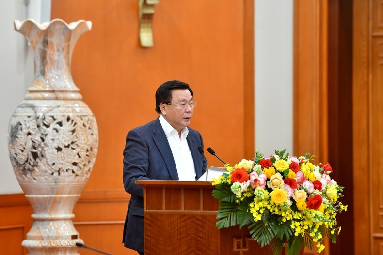 Đồng chí Nguyễn Xuân Thắng, Ủy viên Bộ Chính trị, Giám đốc Học viện Chính trị Quốc gia Hồ Chí Minh, Chủ tịch Hội đồng Lý luận Trung ương, Thường trực Tiểu ban, Tổ trưởng Tổ Biên tập Văn kiện trình bày tờ trình. Ảnh: Đăng Khoa Đồng chí Nguyễn Xuân Thắng, Ủy viên Bộ Chính trị, Giám đốc Học viện Chính trị Quốc gia Hồ Chí Minh, Chủ tịch Hội đồng Lý luận Trung ương, Thường trực Tiểu ban, Tổ trưởng Tổ Biên tập Văn kiện trình bày tờ trình. Ảnh: Đăng Khoa