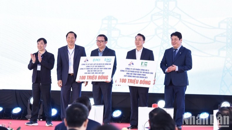 EVN và các nhà thầu ủng hộ tỉnh Lào Cai và Vĩnh Phúc xây dựng nhà đại đoàn kết. (Ảnh: Trần Hải) EVN và các nhà thầu ủng hộ tỉnh Lào Cai và Vĩnh Phúc xây dựng nhà đại đoàn kết. (Ảnh: Trần Hải)