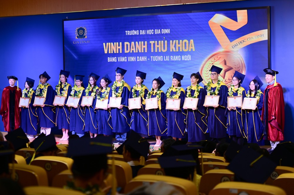 Chị Nguyễn Song Châu (thứ 6, từ phải sang trái) rạng rỡ nhận bằng cử nhân ngành Ngôn ngữ Anh loại xuất sắc trong buổi lễ tốt nghiệp tại Trường Đại học Gia Định. gd1.jpg