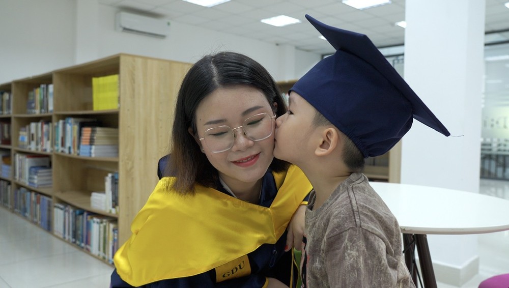 Con trai 5 tuổi vừa là động lực, vừa là điểm tựa tinh thần giúp Song Châu vượt qua mọi khó khăn, thử thách để thực hiện ước mơ trở thành một cô giáo dạy tiếng Anh. gd2.jpg