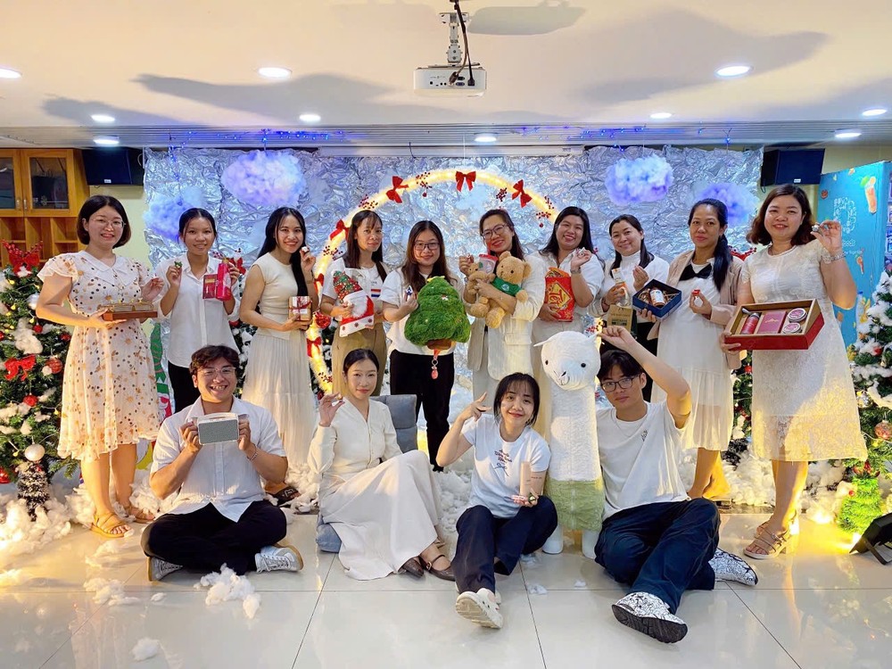 Hiện tại, Song Châu (người đầu tiên từ trái sang phải) đã có chứng chỉ giảng dạy TESOL và đang làm việc tại các trung tâm Anh ngữ. gd4.jpg