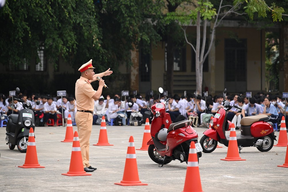 Các em học sinh lắng nghe những chia sẻ về giao thông an toàn từ cảnh sát giao thông. A1 (57).jpg