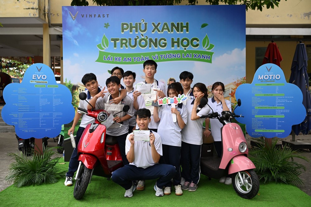 Các em học sinh trường Trung học phổ thông Hiệp Bình (Thành phố Hồ Chí Minh) hào hứng khoe chứng nhận đào tạo kiến thức lái xe an toàn. A2 (53).jpg