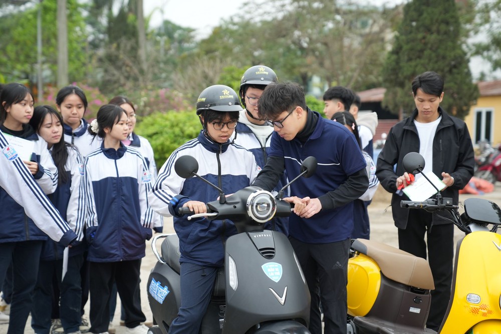 Chương trình “Phủ Xanh Trường Học” đã lan tỏa ý thức xanh và kiến thức giao thông an toàn tới 48.000 em học sinh (Ảnh: Học sinh Trường Trung học phổ thông Lý Thường Kiệt được hướng dẫn lái xe an toàn). A3 (49).jpg
