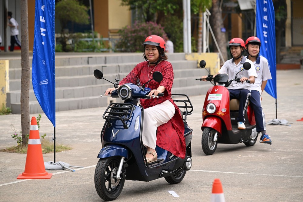 Giáo viên và học sinh Trường Trung học phổ thông Hiệp Bình (Thành phố Hồ Chí Minh) trải nghiệm các mẫu xe máy điện VinFast. A4 (31).jpg