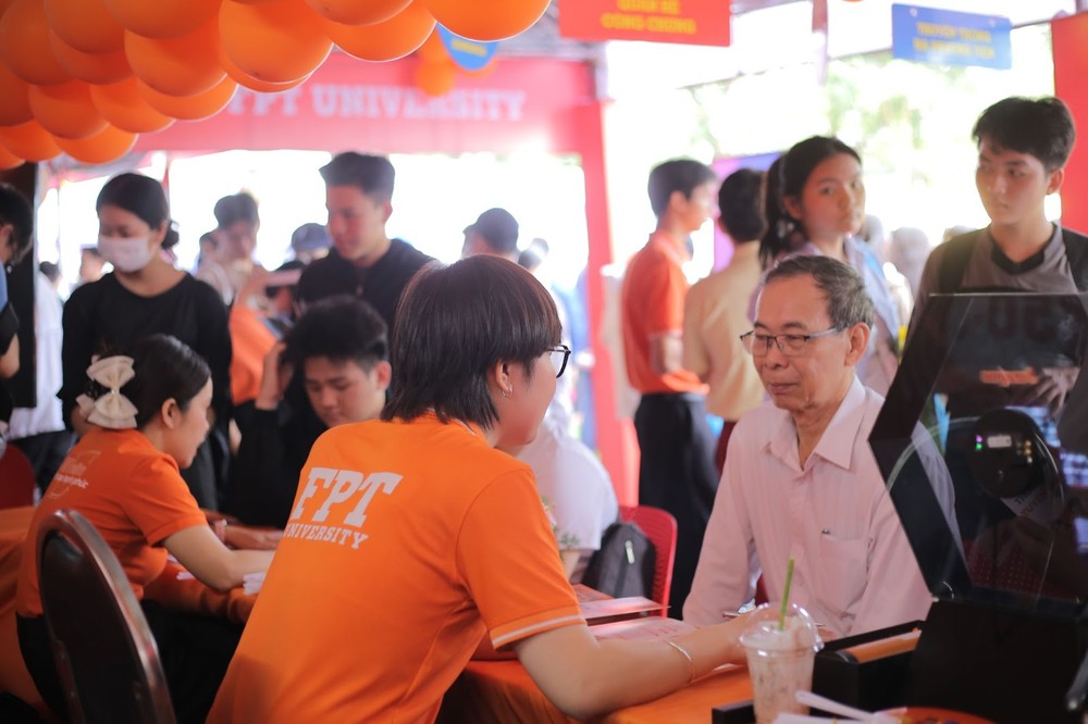 Phụ huynh có thể sử dụng công cụ SchoolRank để tra cứu kết quả xếp hạng học tập của con so với mặt bằng chung một cách nhanh chóng, tiện lợi. Phụ huynh có thể sử dụng công cụ SchoolRank để tra cứu kết quả xếp hạng học tập của con so với mặt bằng chung một cách nhanh chóng, tiện lợi.