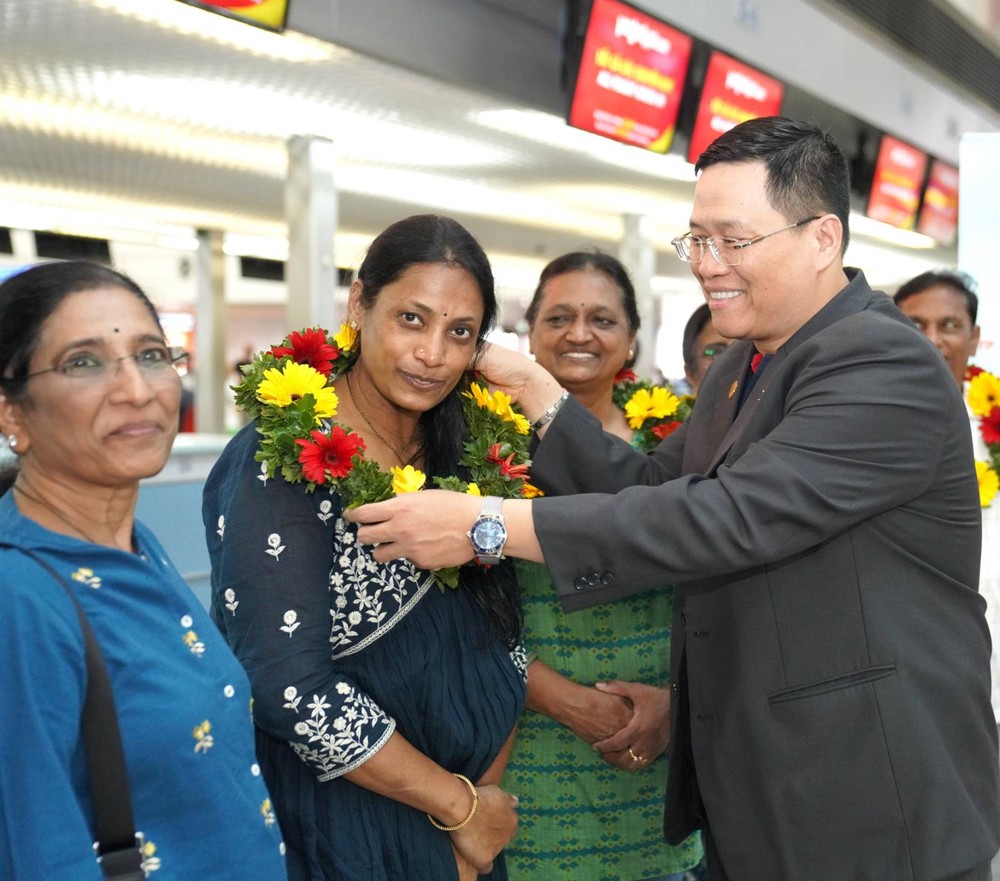 Vietjet chào đón những hành khách đầu tiên từ Thành phố Hồ Chí Minh đến Hyderabad. A1 (58).jpg